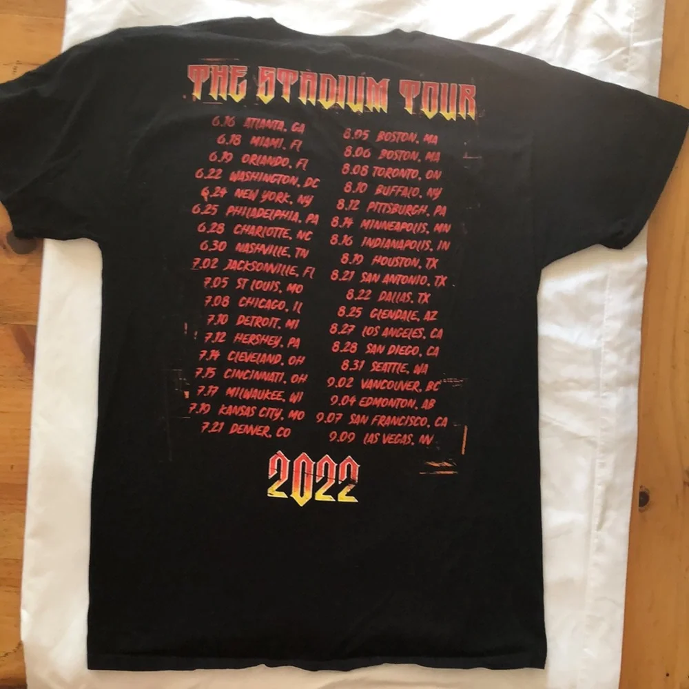 Def Leppard,Motley Crew,Poison, Joan Jett mens  concert t-shirt size medium 2022 - Picture 3 of 6